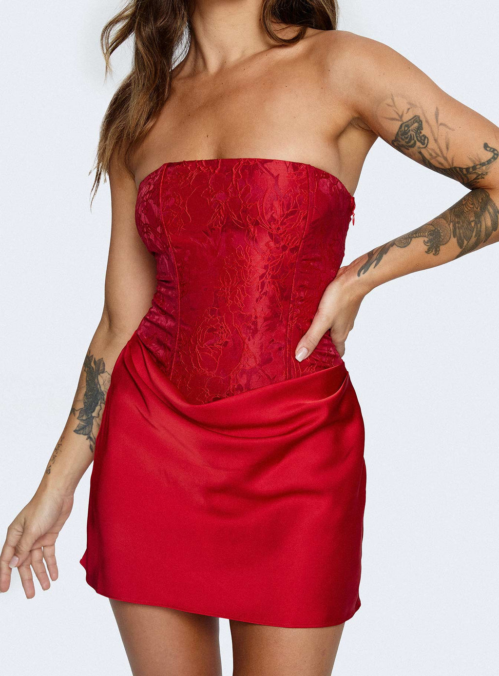 Mini-robe drapée sans bretelles Jenevieve Rouge