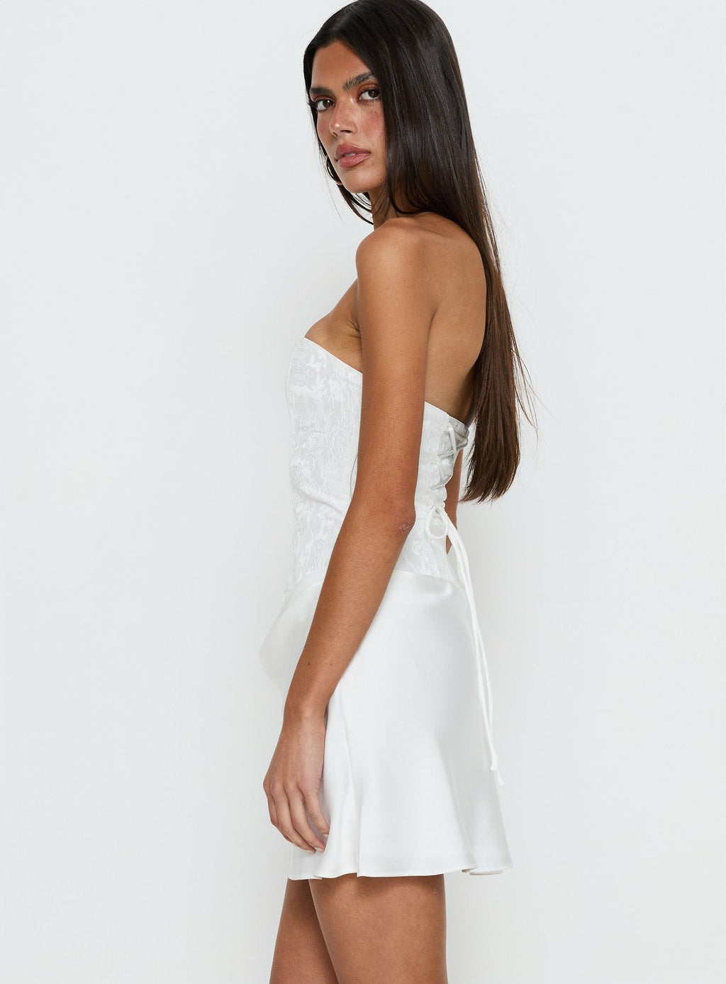Jenevieve trägerloses Drapier-Minikleid Weiß
