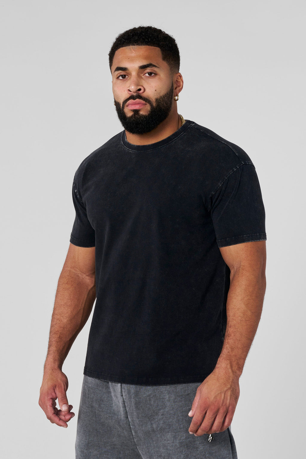 4148 - Elevated Essentials - Tailliertes T-Shirt