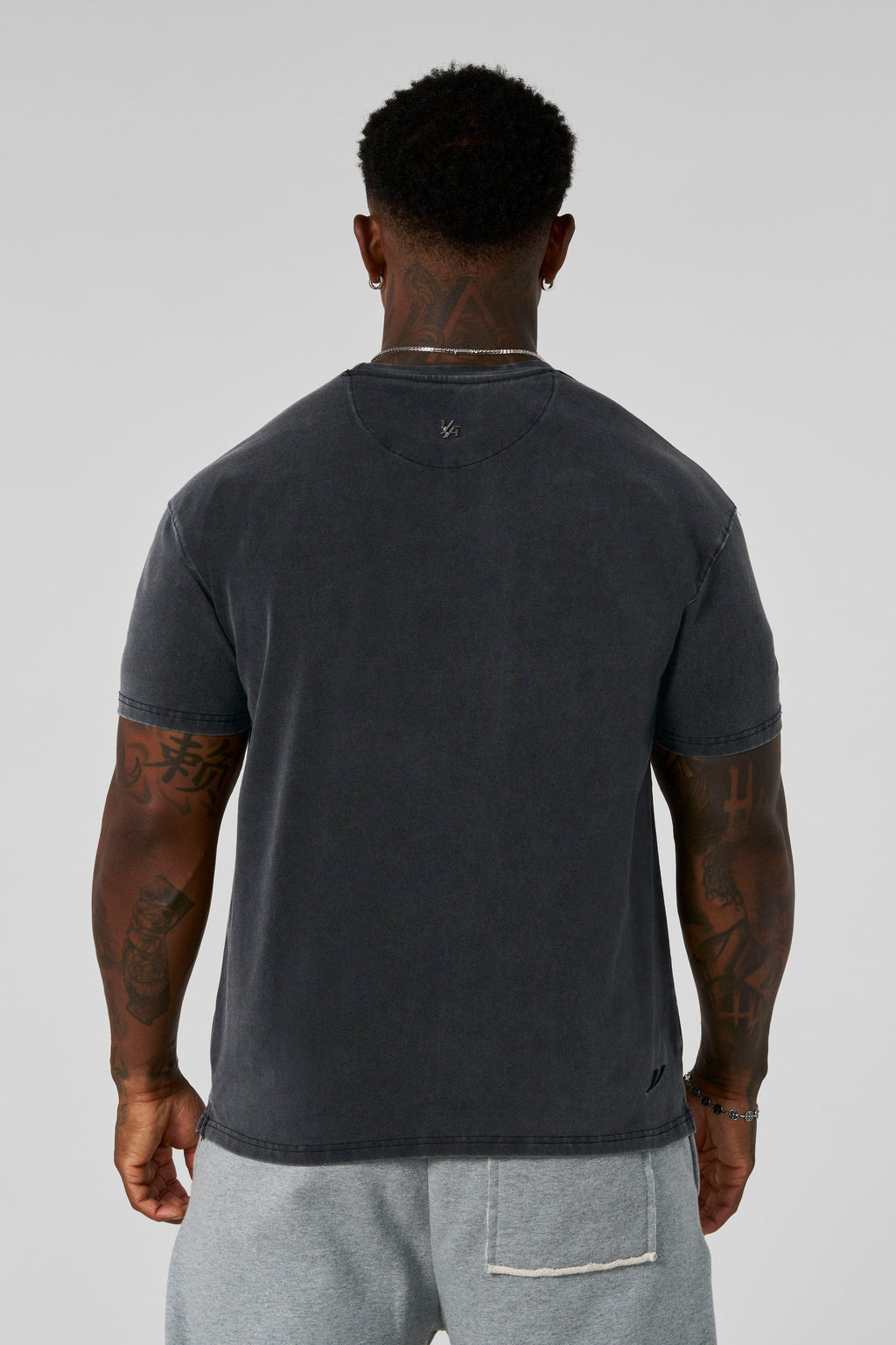 4148 - Elevated Essentials - Tailliertes T-Shirt