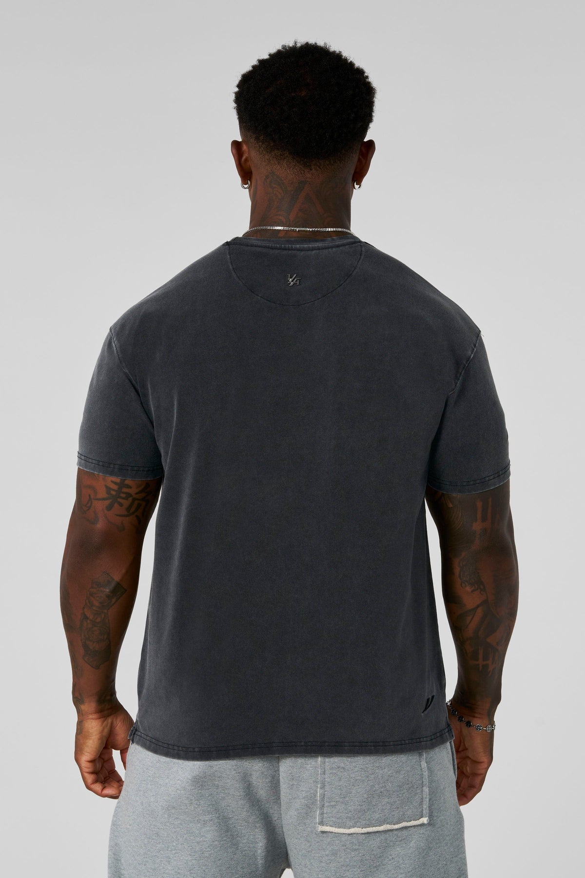 4148 - Elevated Essentials - Tailliertes T-Shirt
