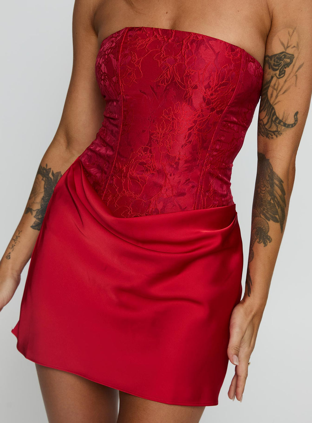 Mini-robe drapée sans bretelles Jenevieve Rouge