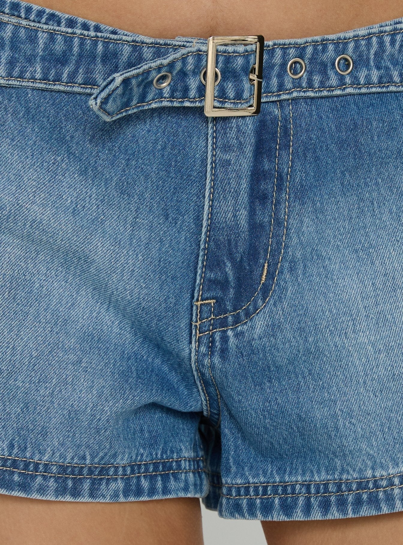 Wittney Buckle Micro Shorts Mid Blue Wash